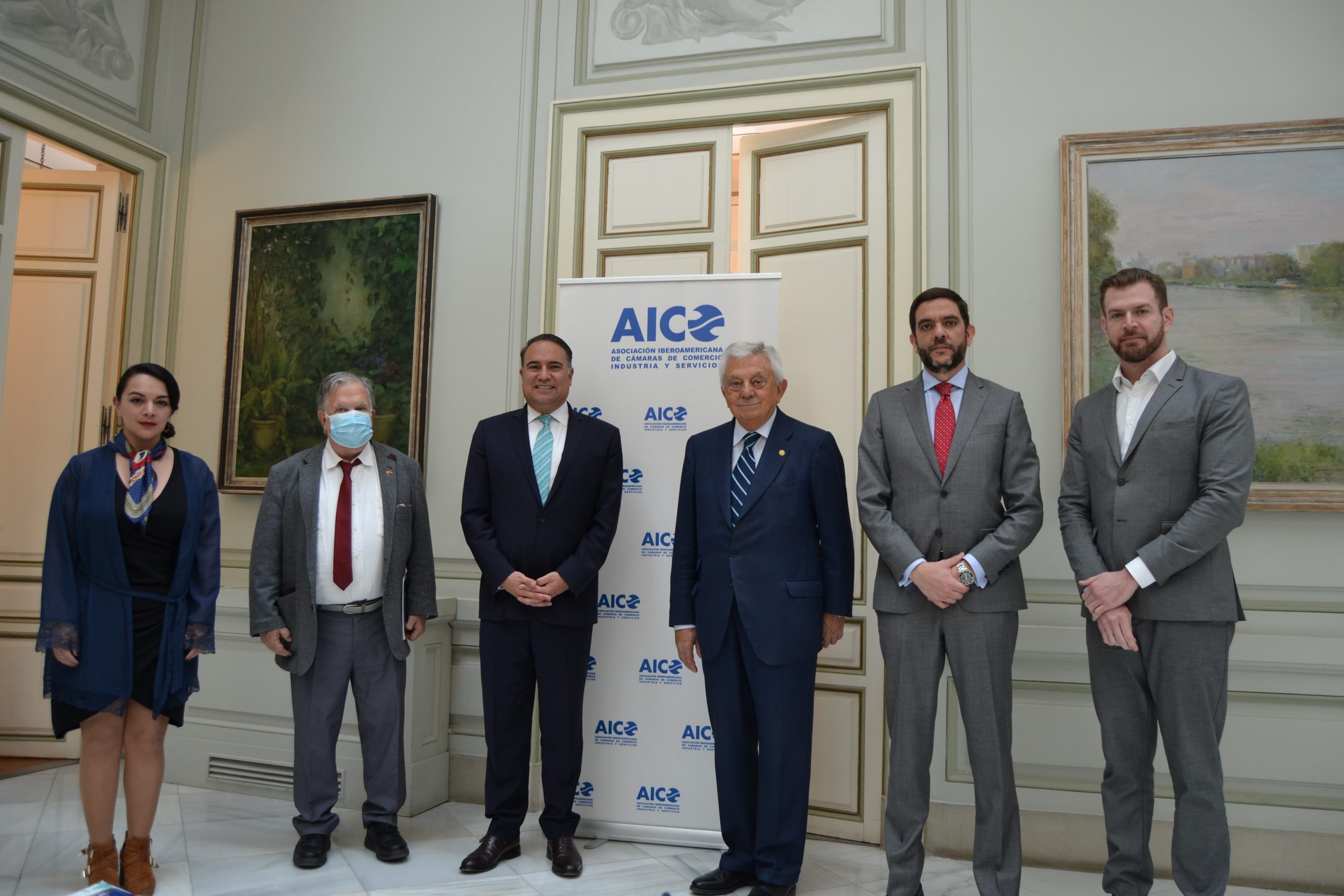 El Embajador de Colombia en España, explica a empresarios las oportunidades de negocio que ofrece su país